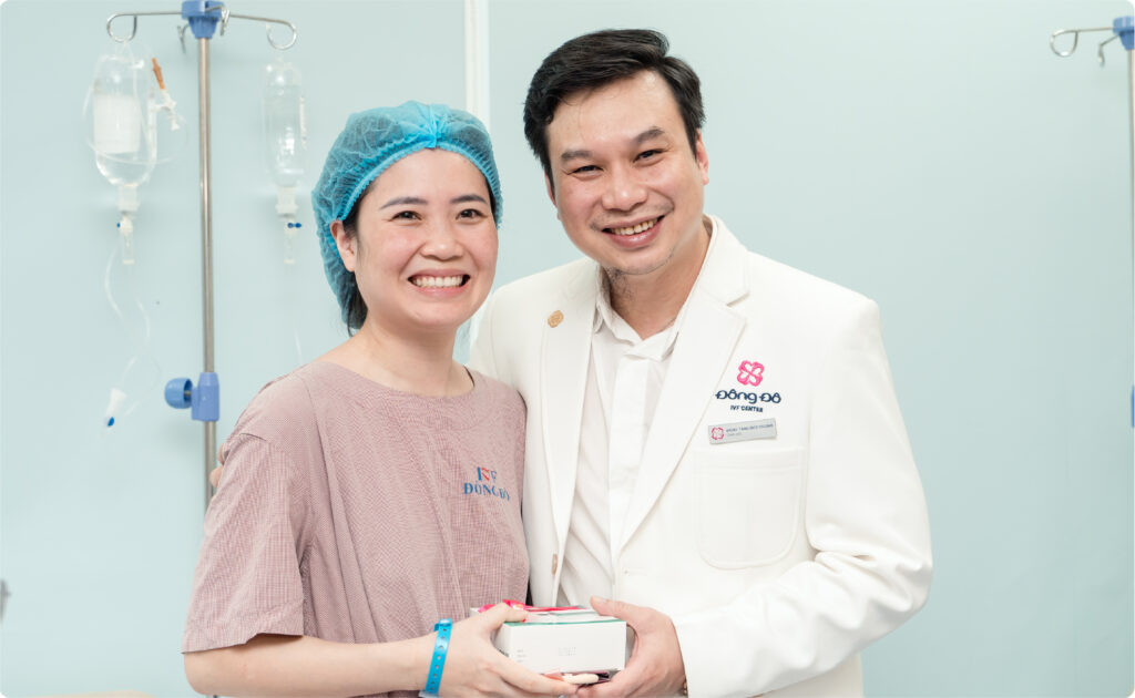 Niềm vui của một phụ nữ bên bác sĩ Tăng Đức Cương khi phát hiện đã có tin vui