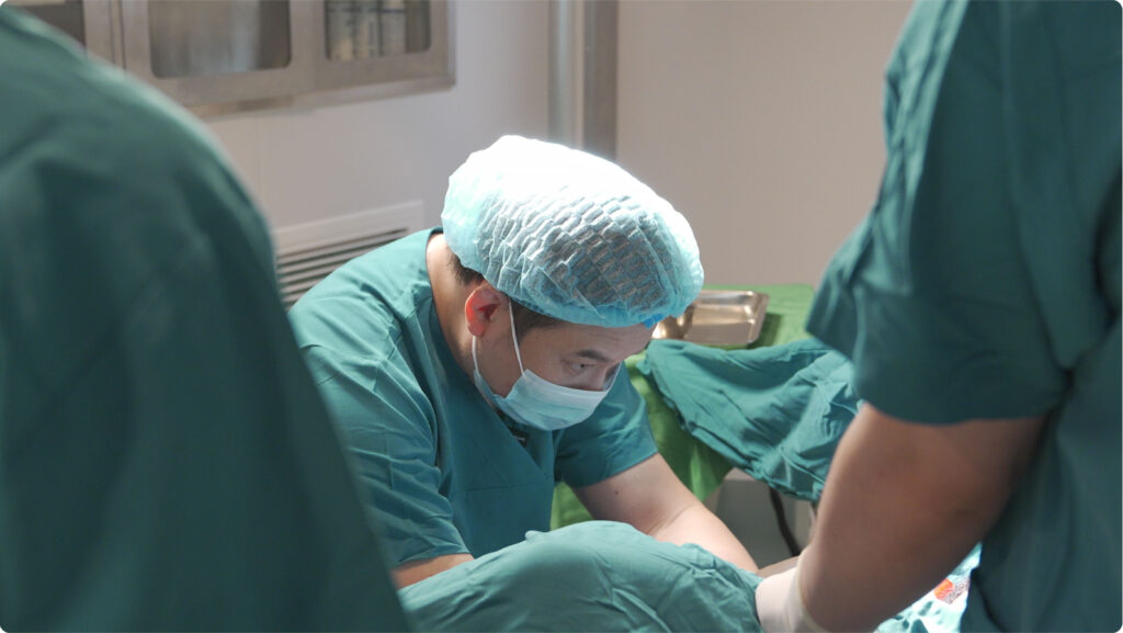 Bác sĩ Cương thực hiện thủ thuật trong IVF