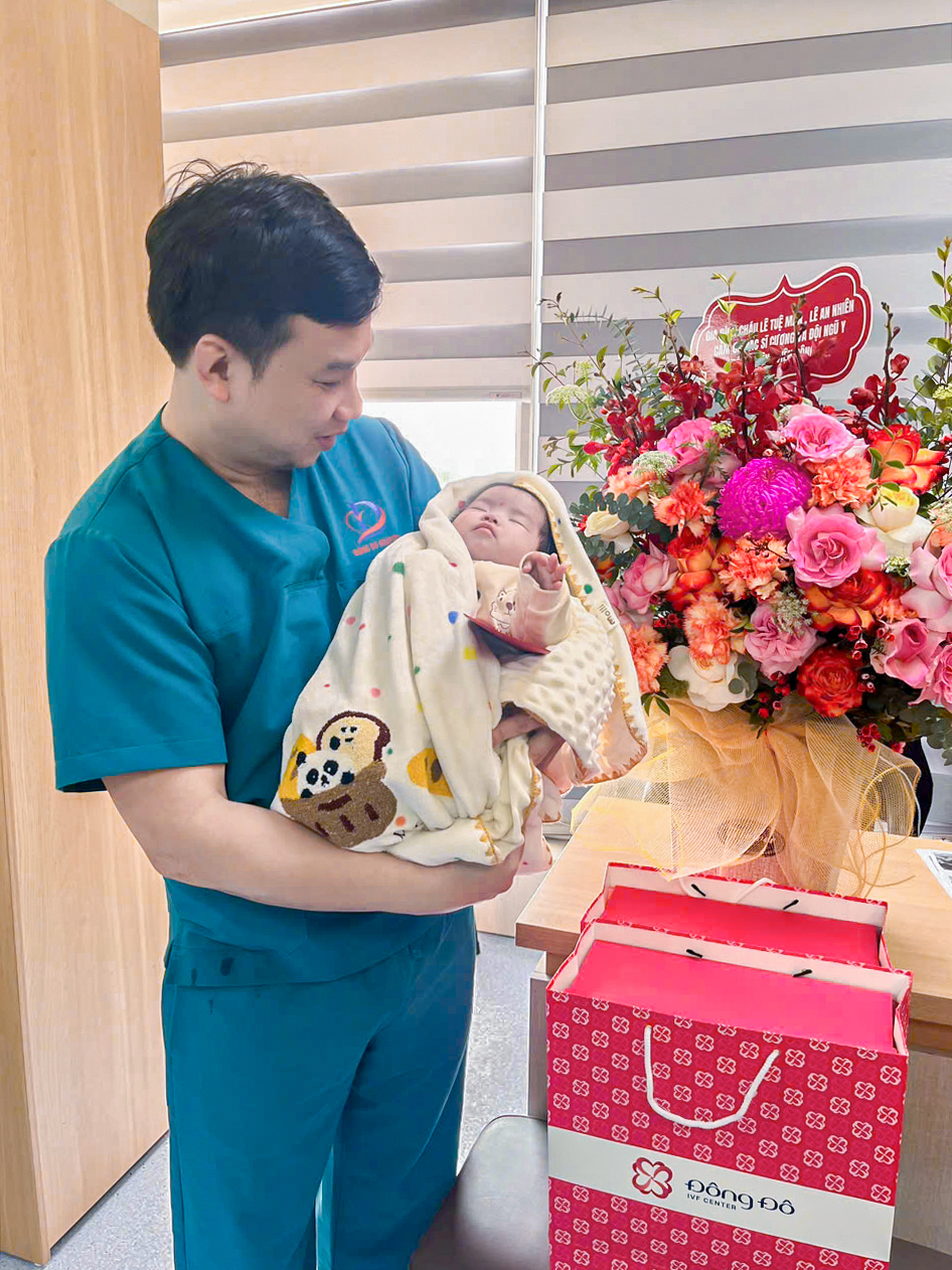 Hành trình kỳ diệu của bố mẹ hai bé sinh đôi IVF