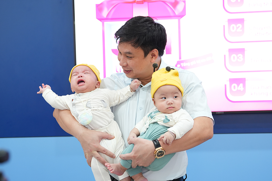 Nhờ IVF, đón song thai sau 9 năm chờ đợi