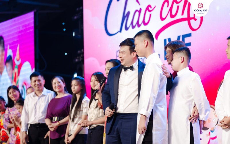 Những em bé đầu tiên của bác sĩ Tăng Đức Cương tham gia lễ hội Trung thu 2025